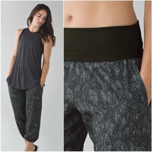 Lululemon Om Pant Jazzy White / Gator Green Yoga Drawstring Bottom Harem Size 4